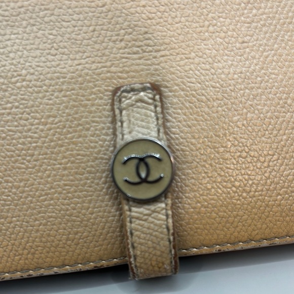 Gorgeous Vintage Chanel wallet light pink/ cream color with silver chain - Picture 4 of 16